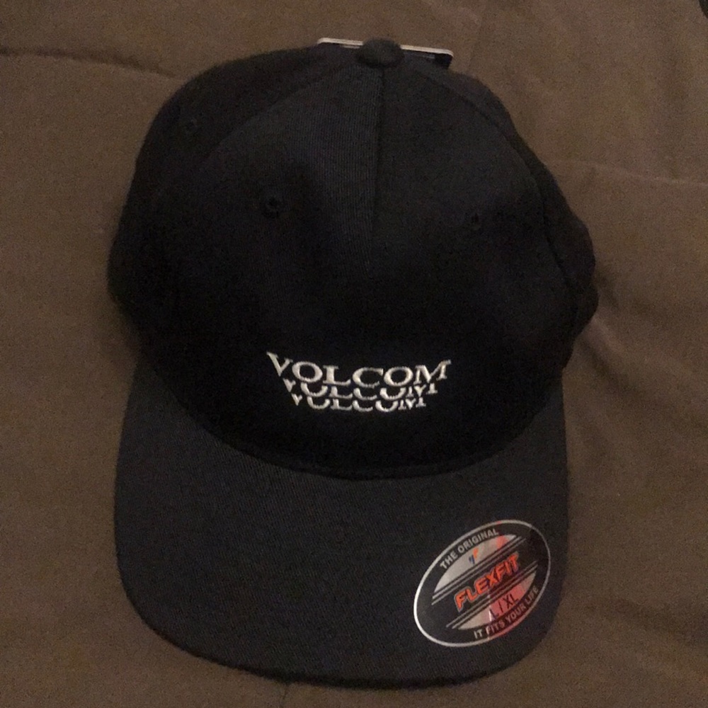 NWT Volcom Descend Flexfit cap $28 Black